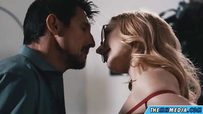 Ρομαντικό σεξ με μια πρόστυχη ξανθιά.